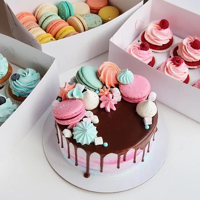 Cake com. Декор торта с макаронс. Красивые торты на день рождения. Украшение торта сладостями для девочки. Украшение торта макарунами.