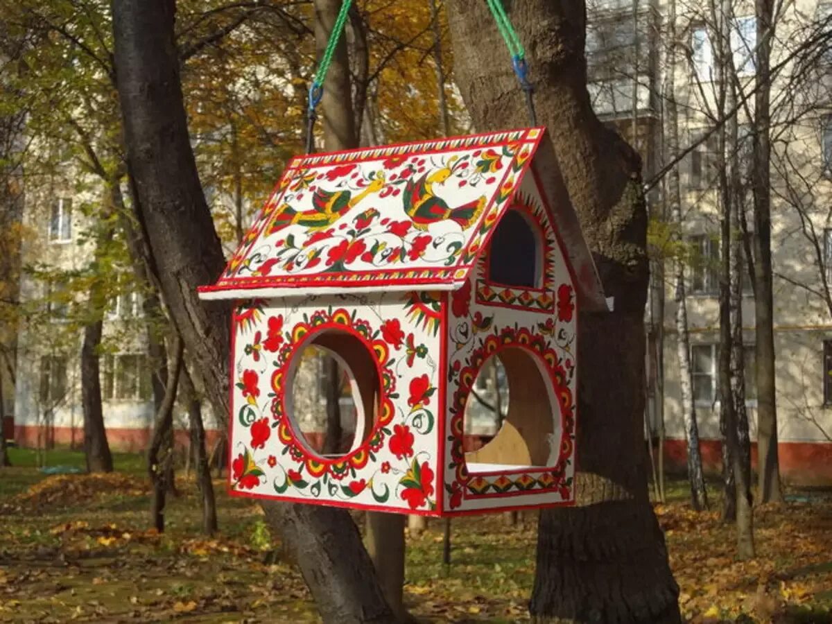 Как оформить кормушку для птиц. Украсить кормушку для птиц. роспись кормушки для птиц. раскрасить кормушку. разрисовать кормушку для птиц.
