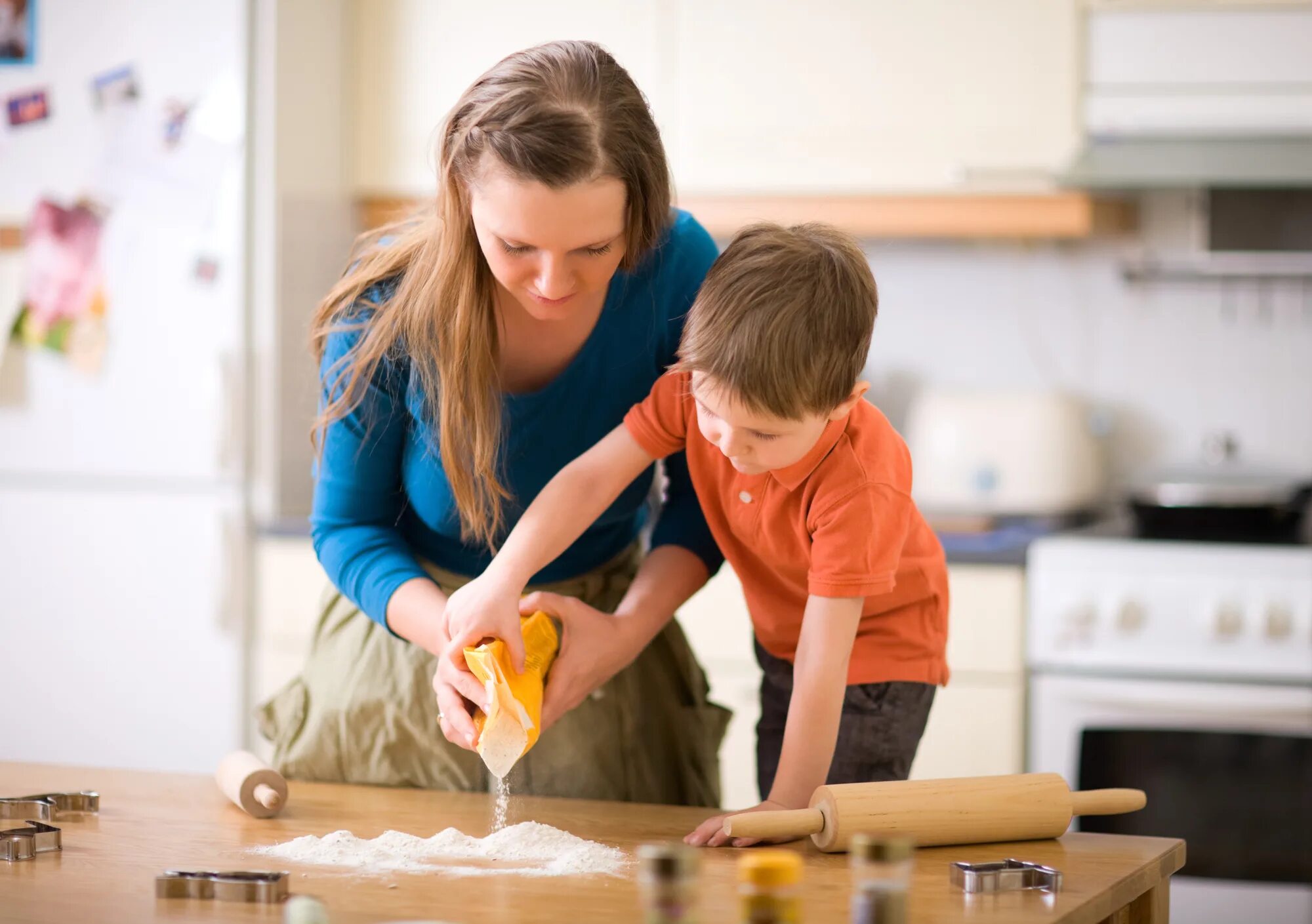 Moms and kids. Семья готовит. Мама с ребенком на кухне. Мама на кухне композиция. Кухня и сын.