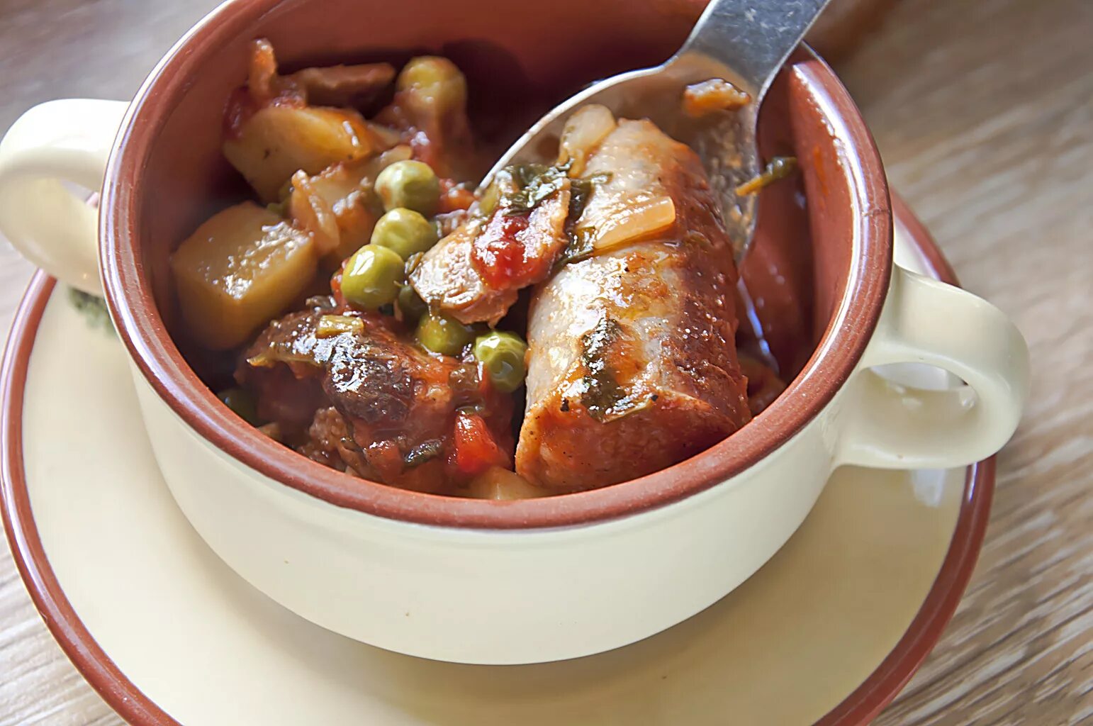 Жаркое с колбасками. Охотничьи колбаски в горшочке. Картошка с колбасками в горшочках. Охотничьи колбаски с картофелем в горшочках. Картошка по охотничьи с колбасой.