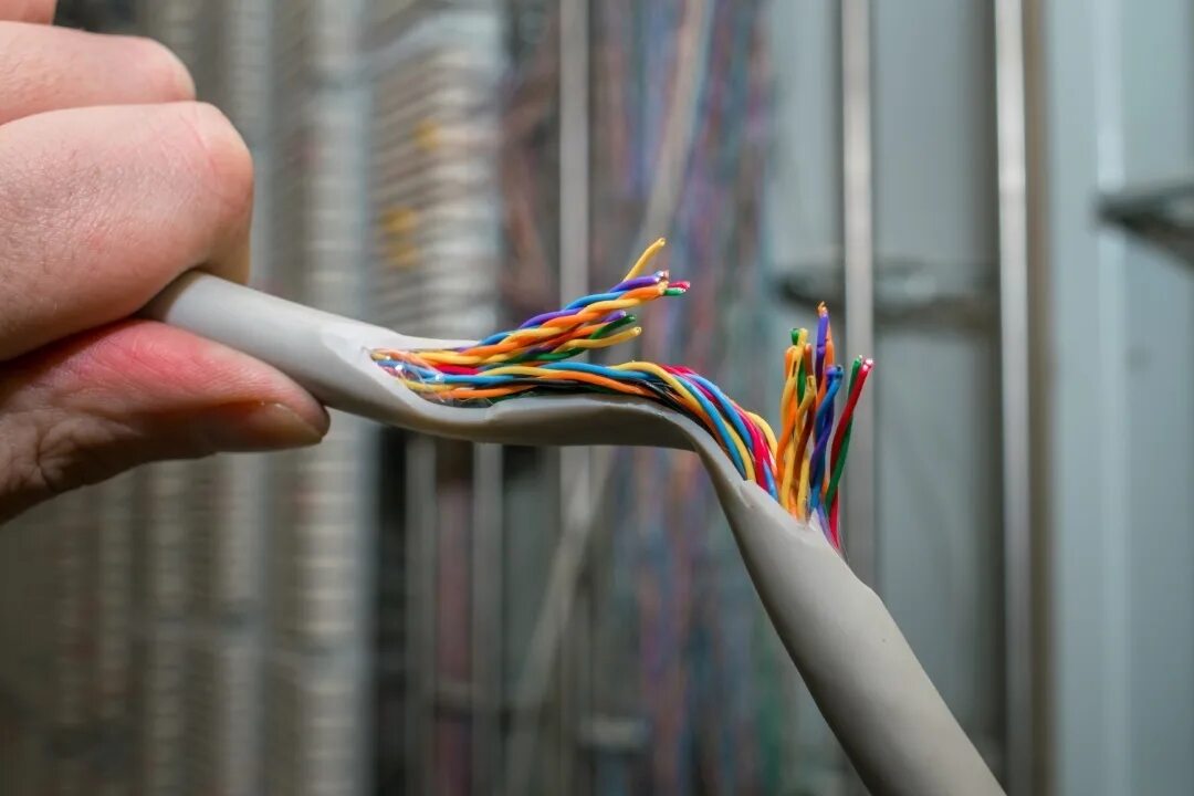 Разрыв сети. Поврежденный кабель интернета. Повреждение кабеля интернета. Оборванный телефонный провод. Сломался кабель от интернета.