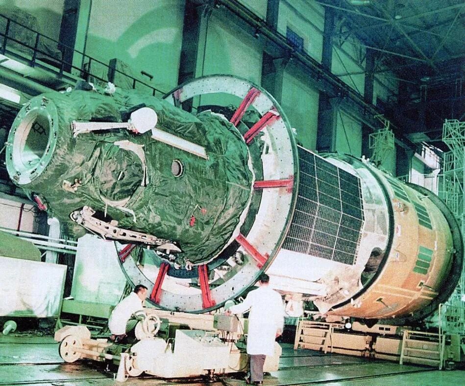 Первая космическая станция салют 1. Салют-1 орбитальная станция. Салют-4 орбитальная станция. Советская орбитальная Космическая станция салют. Орбитальный комплекс салют-6.
