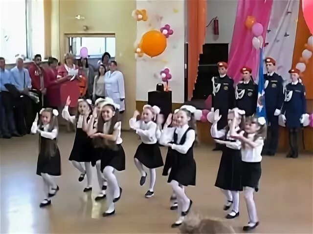 Танец учат в школе