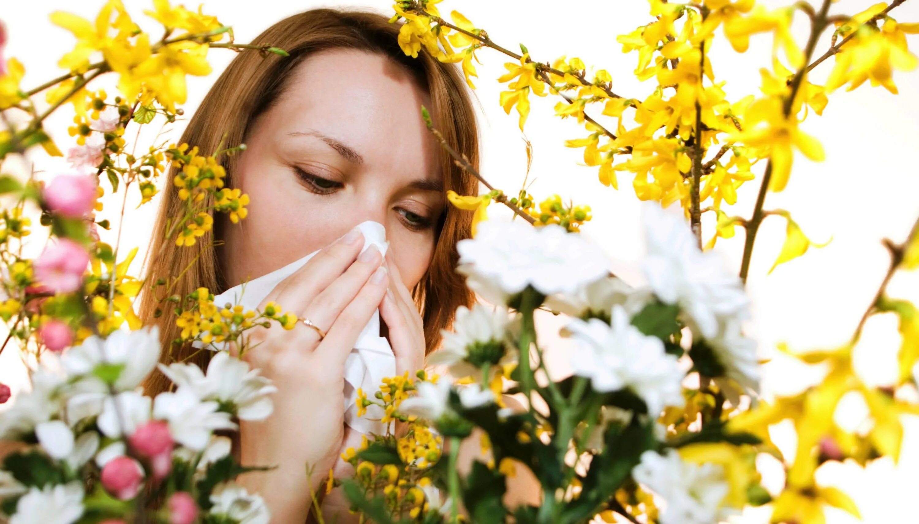 Во время весны люди. Аллергия на пыльцу растений. Аллергики весной. Весенний поллиноз. Весенние аллергены цветы.