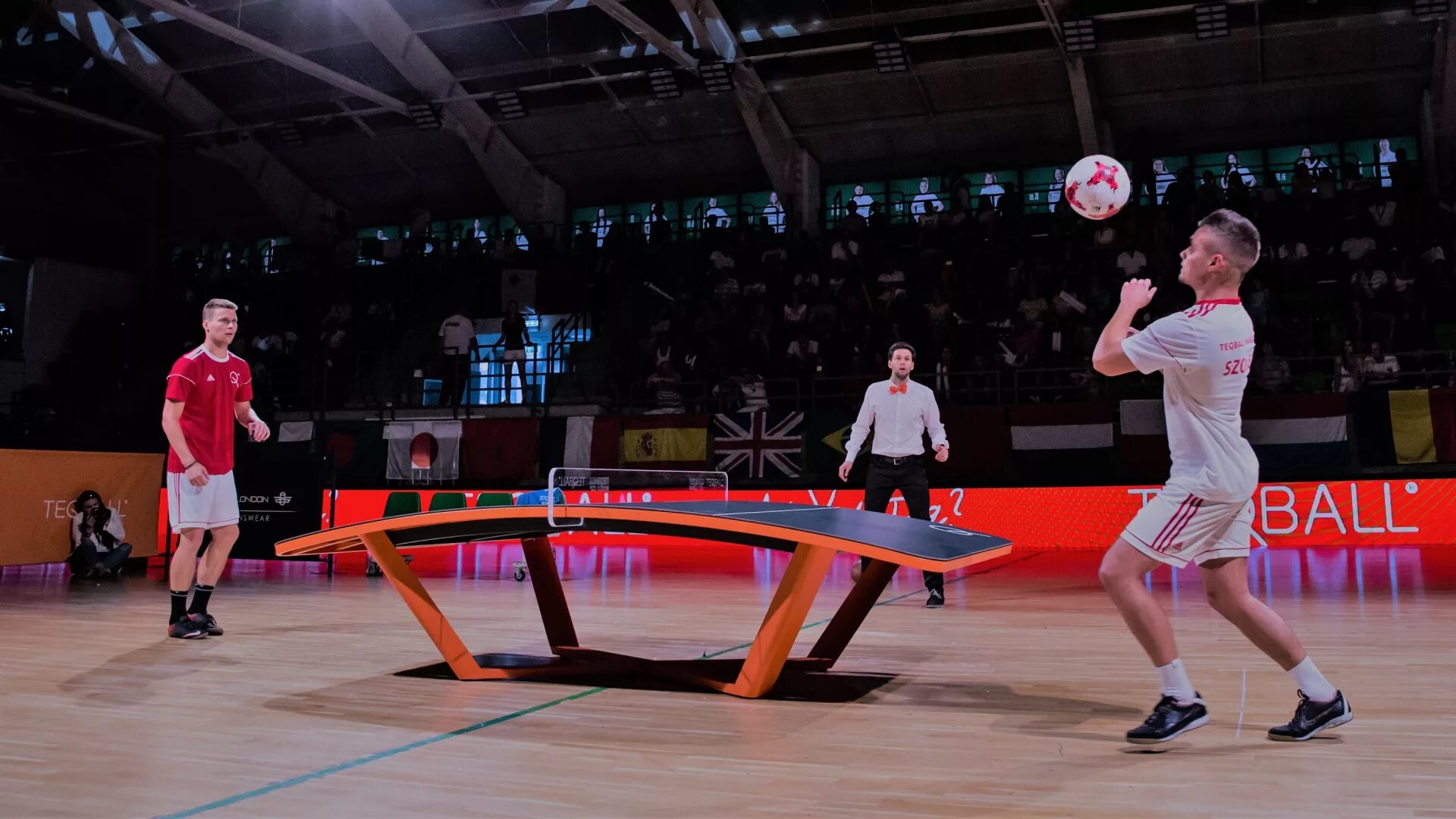 Wearing ball. Человек шар. Хромированный шлем для американского футбола. Упражнения с мячом медбол. Wearing ball.