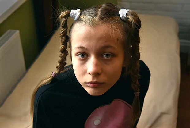Девушки легальны. Девушка задумалась. Девушки легальны. No1sygirl модель. Тайфлас 9 лет.