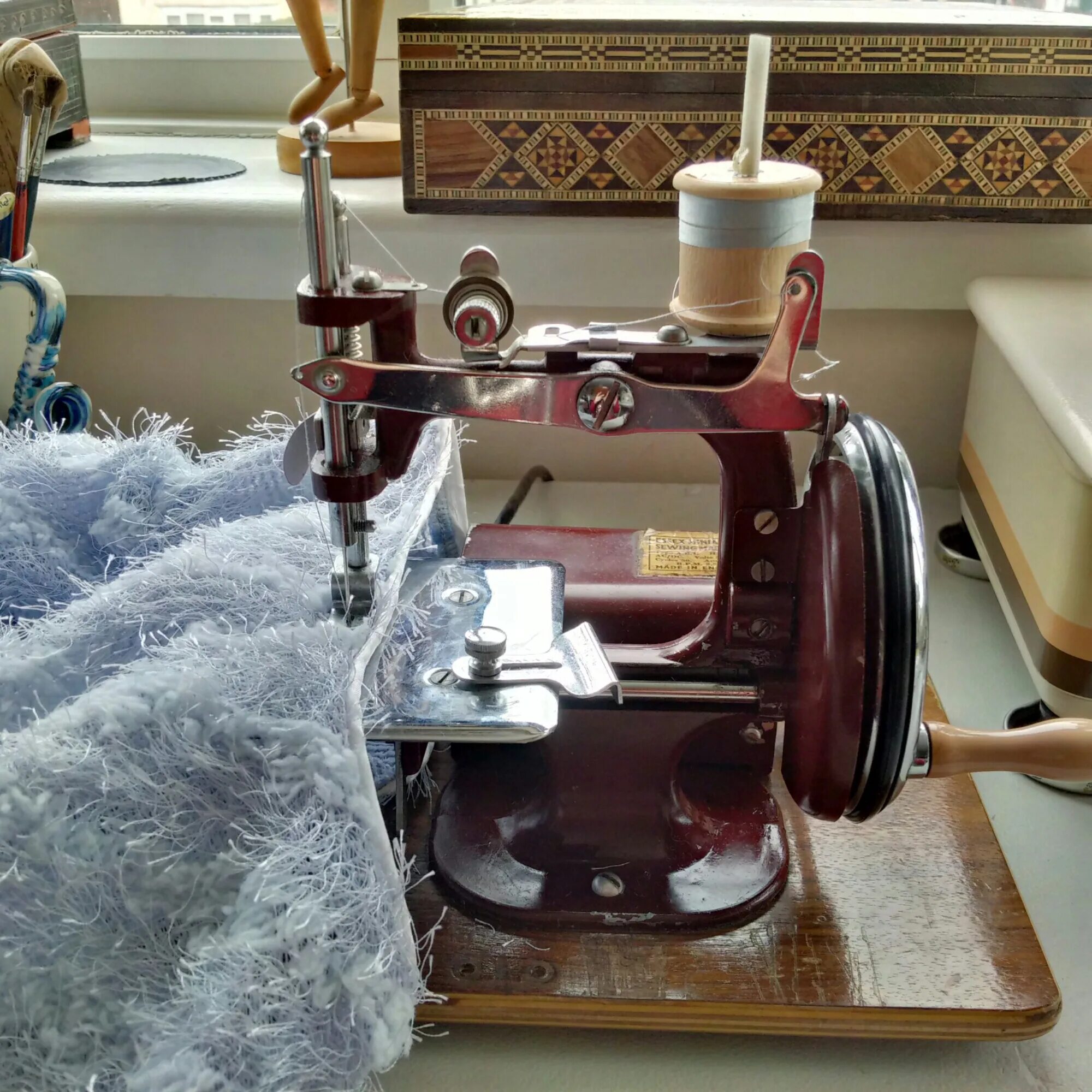 Цепляет швейная машинка. Швейная машинка Томаса Сейнта. Швейная машинка Мюллер 12.