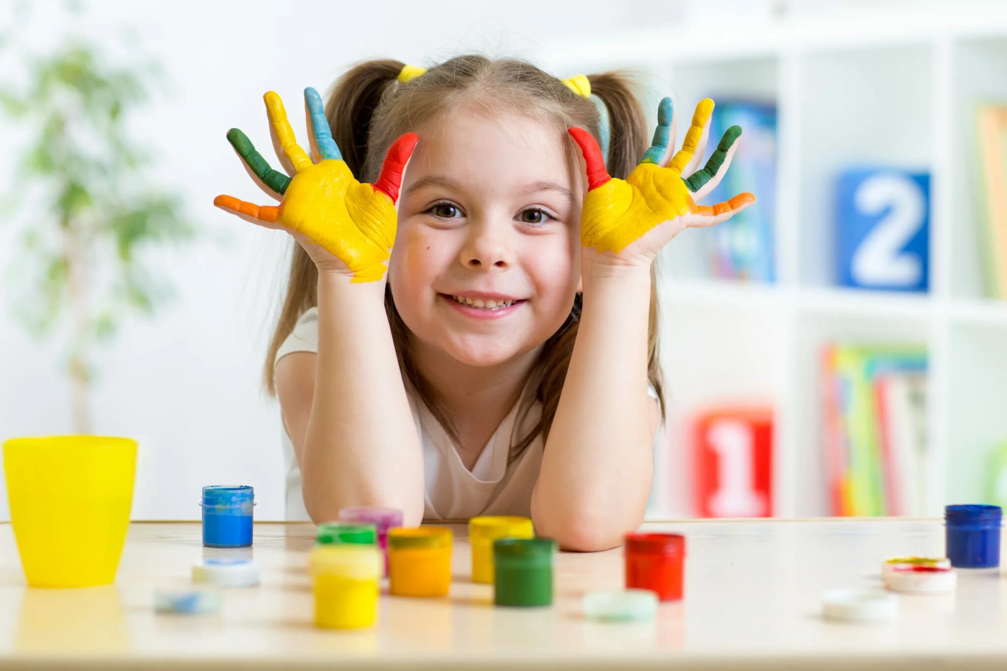 Kid paint. Счастливые дети в детском саду. Дети творчество. Творческое мышление детей. Краски для детей.