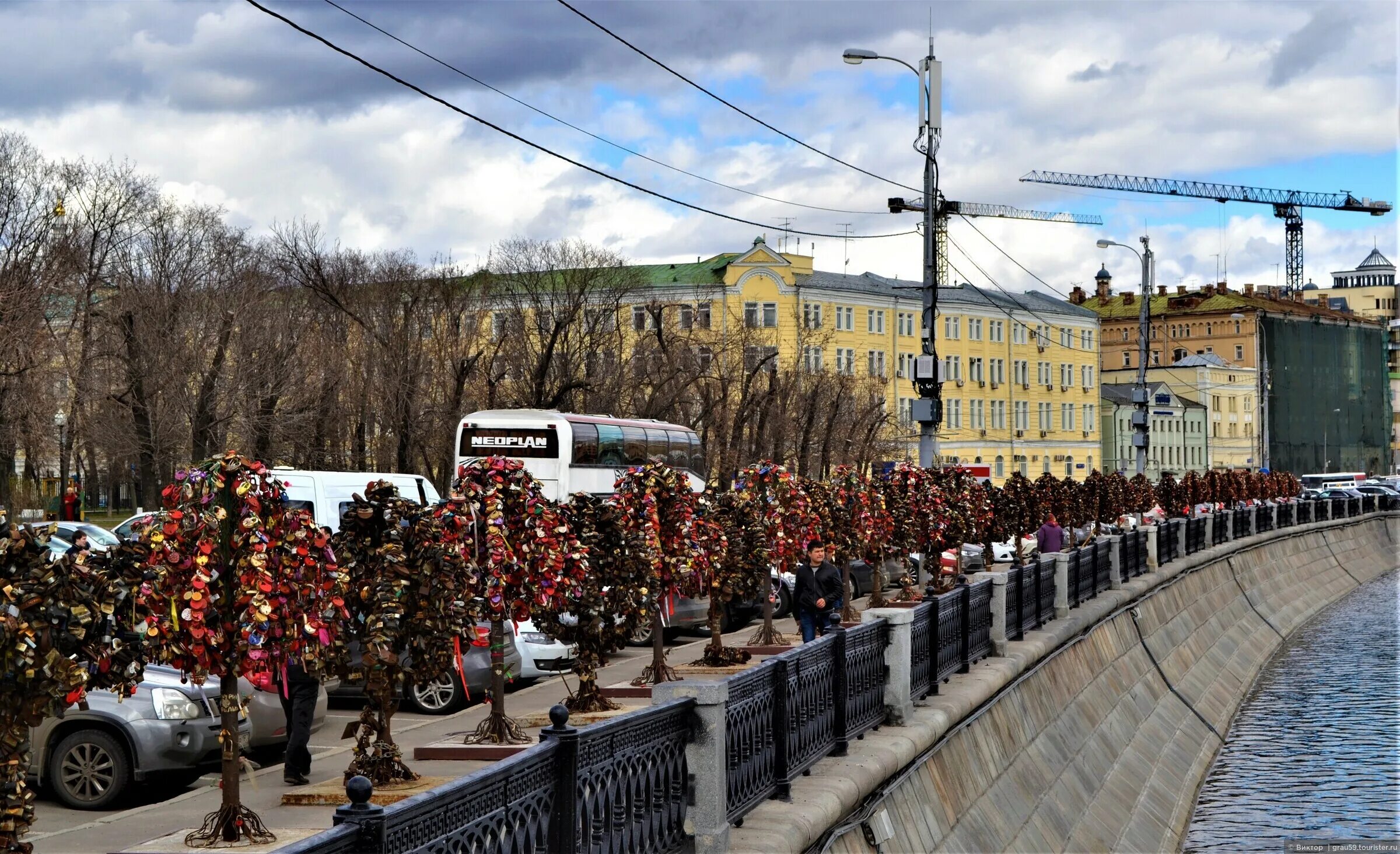 Сквер на Болотной площади в Москве. Набережная Болотная площадь. Болотный сквер Москва. Болотная площадь 1.