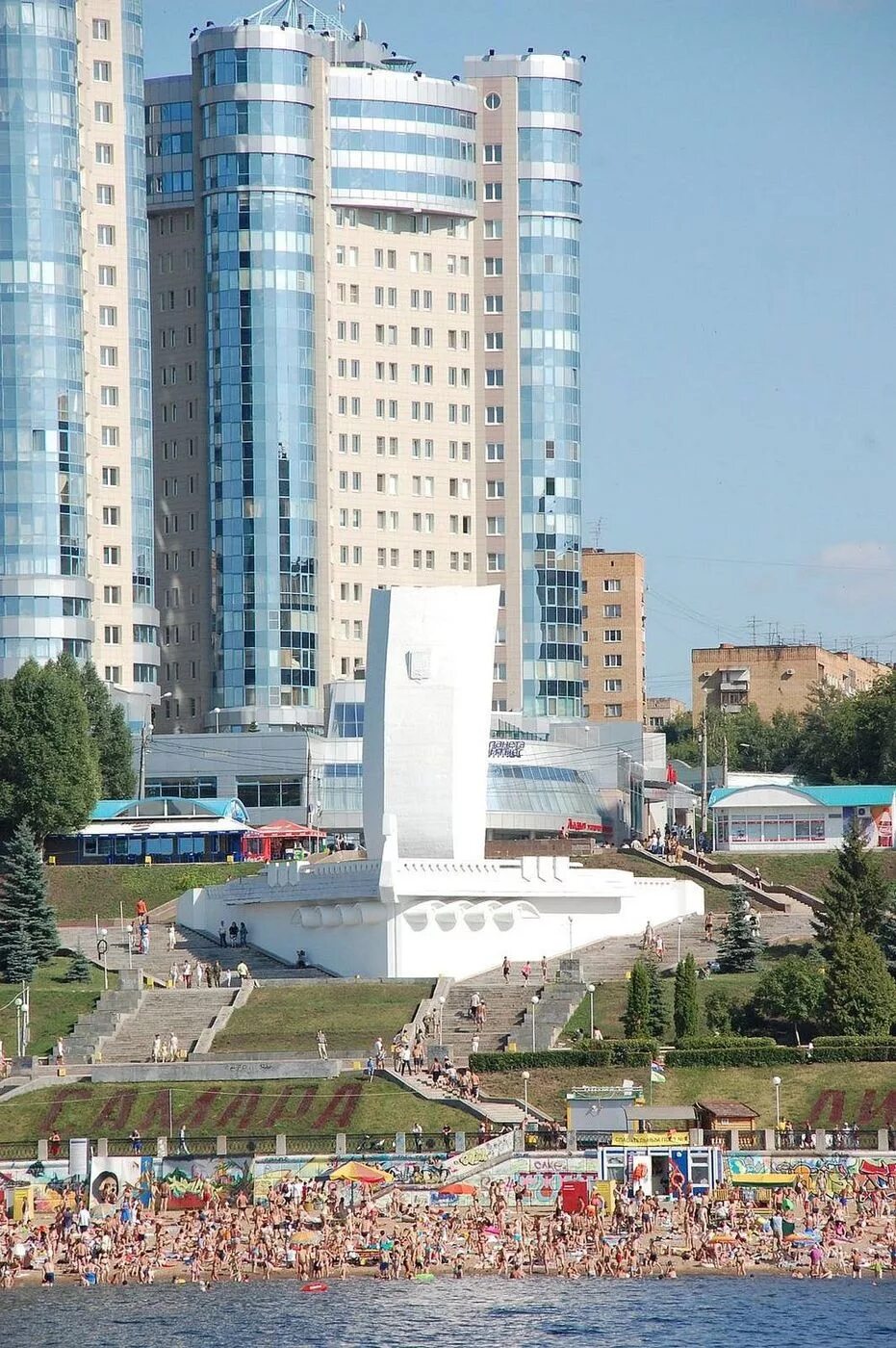 Телефоны в самаре фото. Ладья Самара набережная. Ладья на набережной в Самаре. Монумент Ладья Самара. Пляж Ладья Самара.