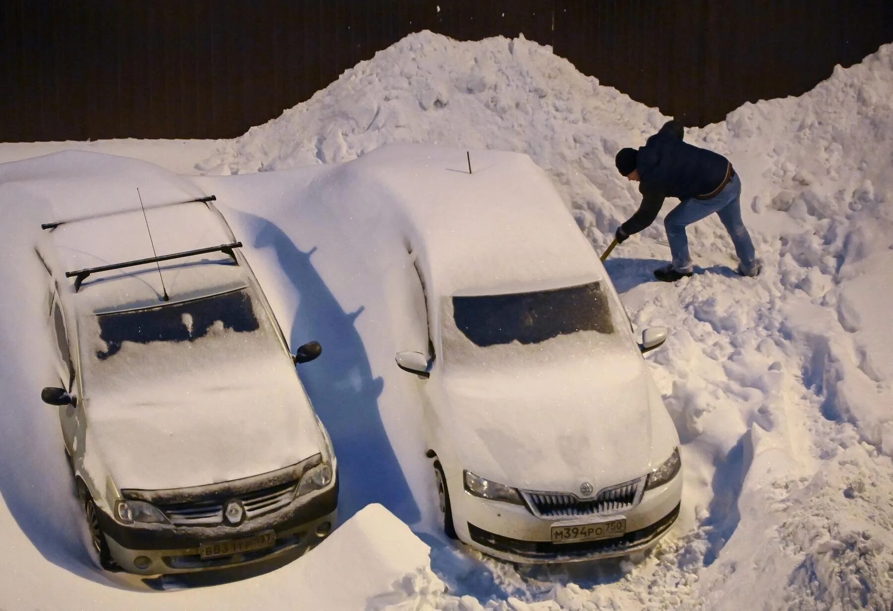 Застревают в сугробах. Машина в сугробе. Машина завалена снегом. Машина в снегу. Откапывает машину из снега.