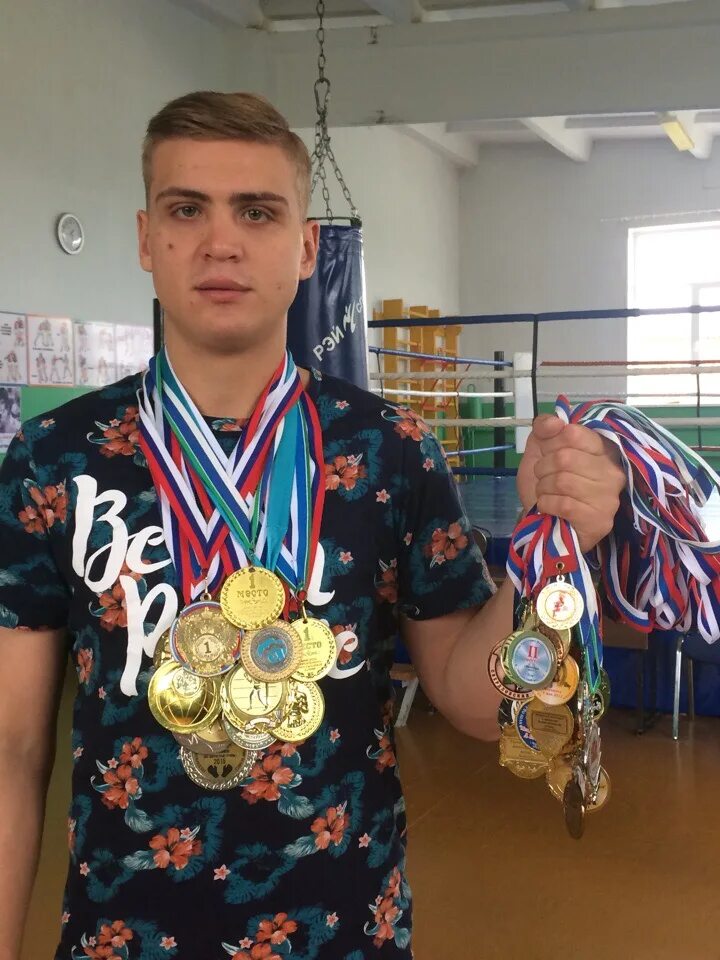Тренер набирающий команду. Карпинск тренер по боксу.
