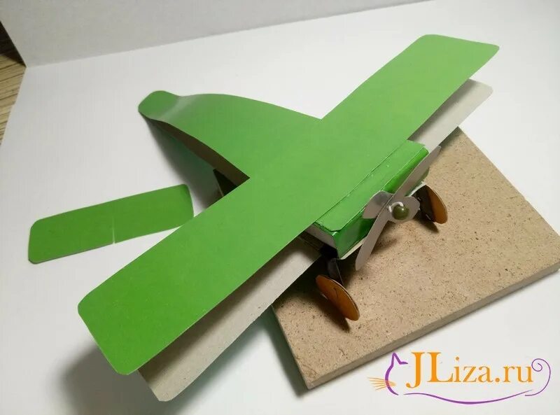 Самолет технология 4 класс. Самолет из картона. Самолёт из картона для детей. Поделка самолет из картона. Самолет из цветного картона.
