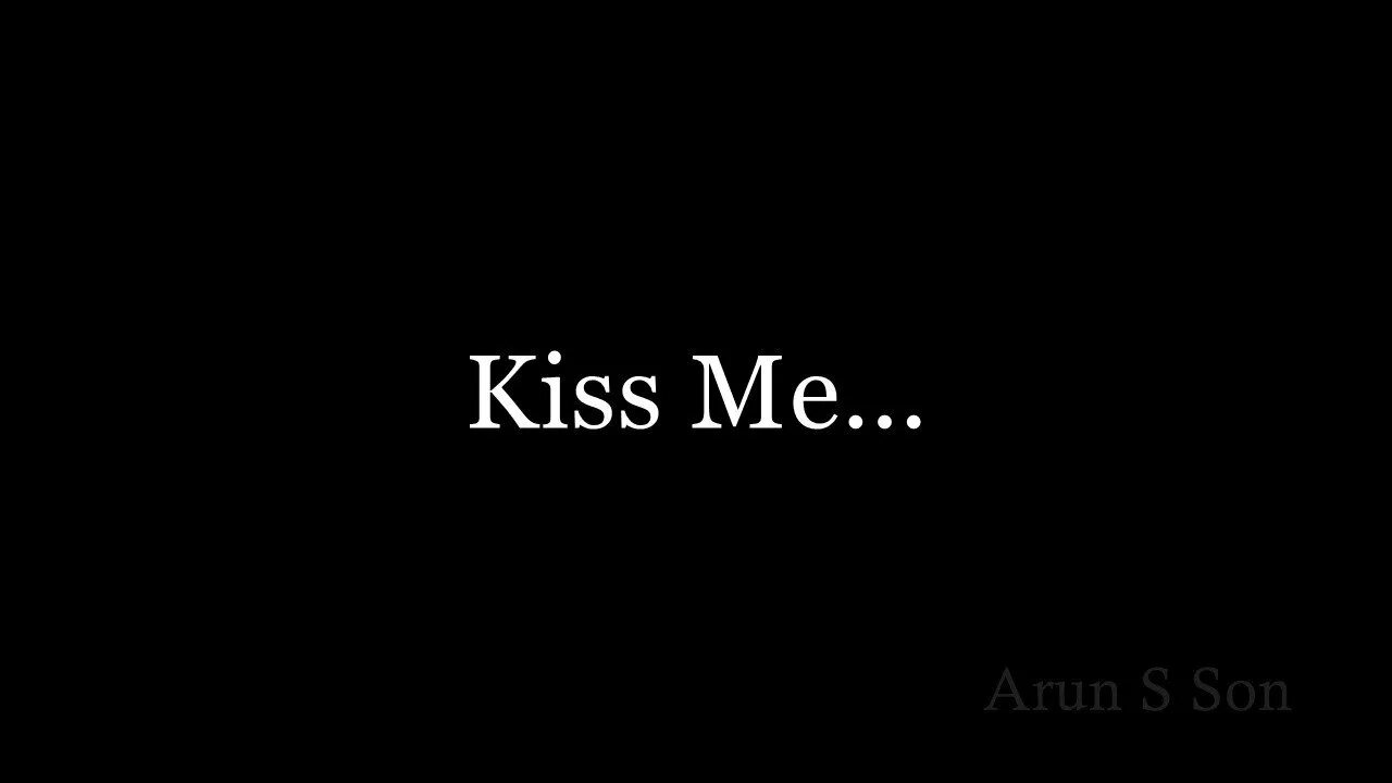 Кис ми кис ми тик ток. Kiss me надпись. надпись поцелуемся на черном фоне. обои kiss me. кис ми кис ми.