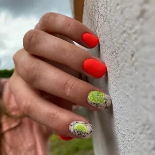 Яркий маникюр на весну на короткие ногти
