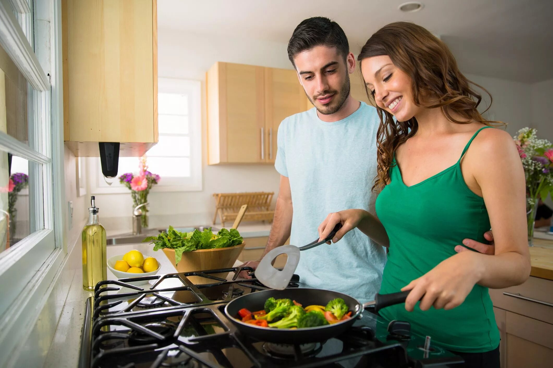 Wife cooking. Мужчина на кухне. Человек готовит. Мужчина готовит для женщины. Жена готовит.