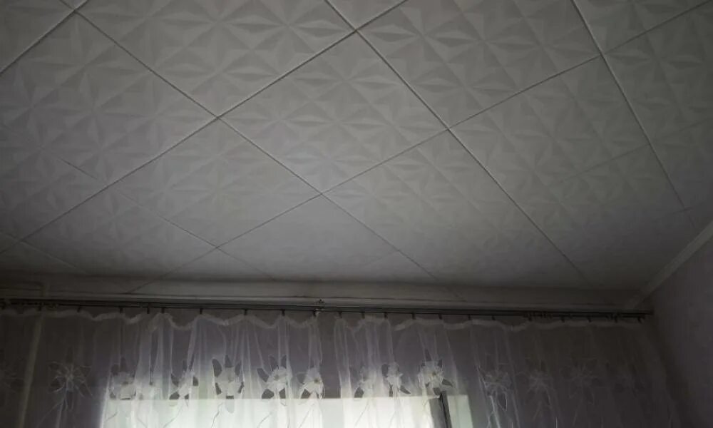 Потолочные плиты из пенопласта. Потолочная плитка из пенопласта. Потолочная плитка из пенопласта. Потолочная плитка по диагонали. Потолочная плитка для кухни.