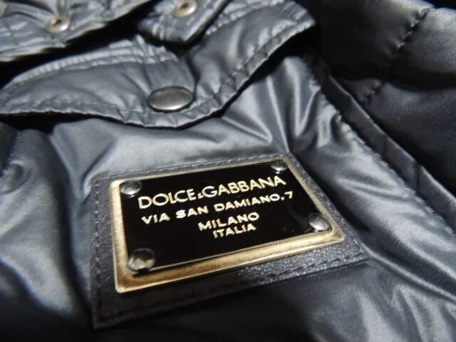 Лейбл Дольче Габбана Железный. Dolce Gabbana бирки. Бирка Дольче Габбана. Бирки куртки Dolce Gabbana. Бирка на рукаве