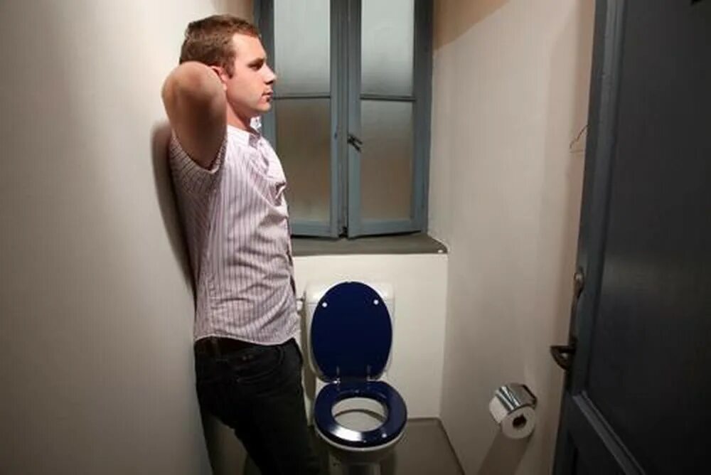 Мужское мочеиспускание. Мужчина в туалете.