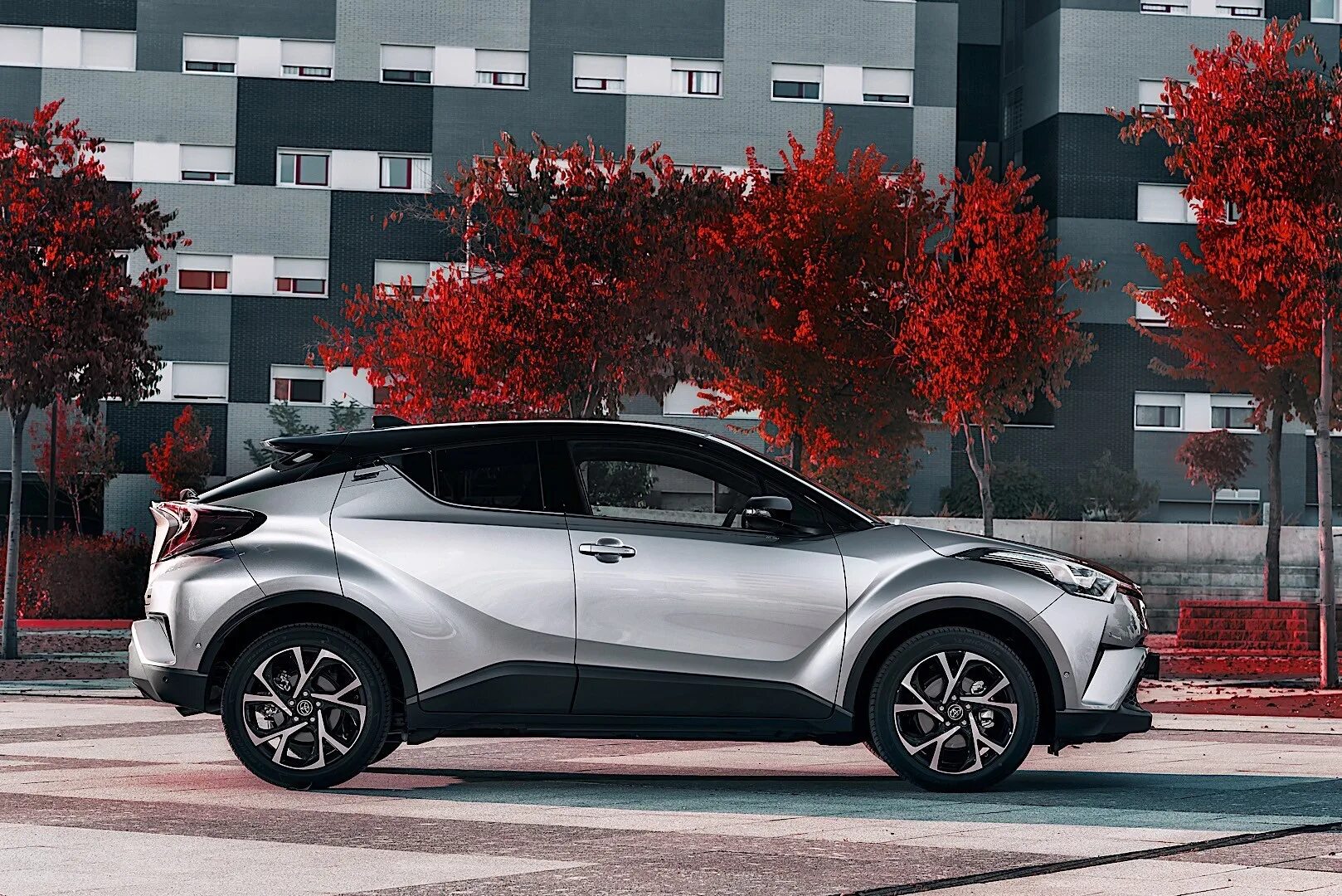 Тойота кроссовер паркетник. Тойота c-hr 2017. Тойота chr электромобиль. Тойота паркетник новый. Toyota c-hr 2015.