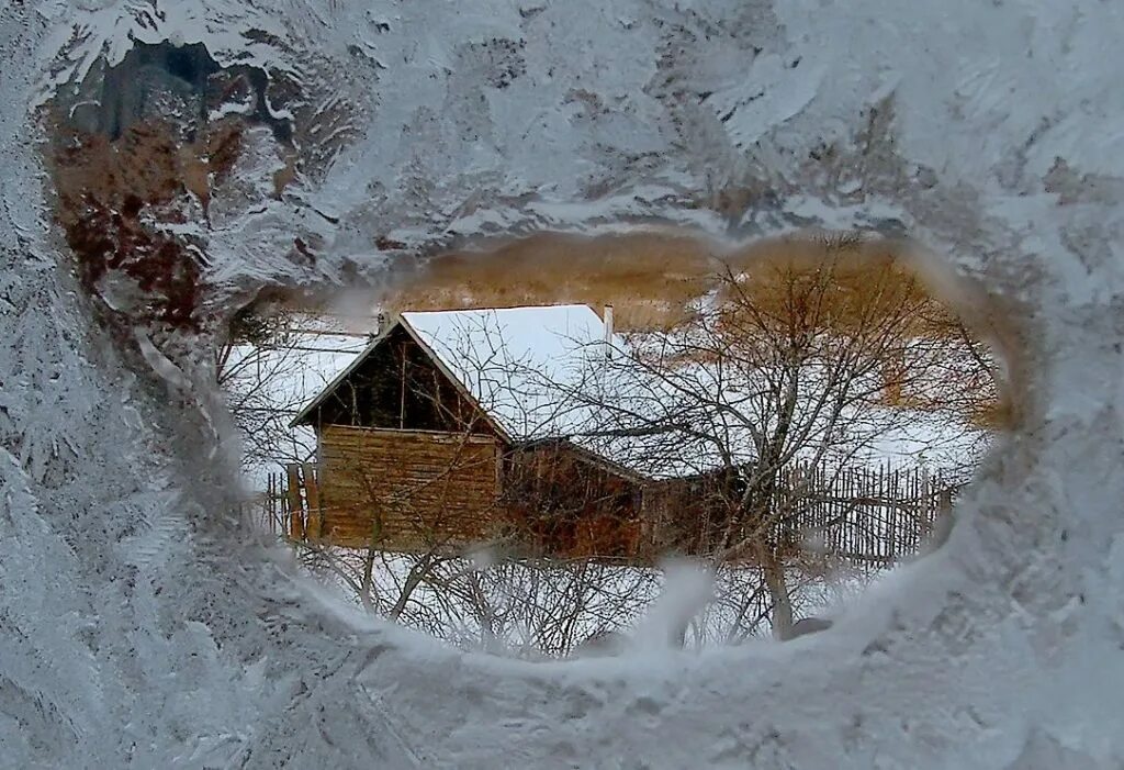 Село качки занесенное снегом оттаивает. Окно в деревенском доме зимой. Зимнее окно в избушке. Зимнее окно в деревенском домике. Окно зимой.