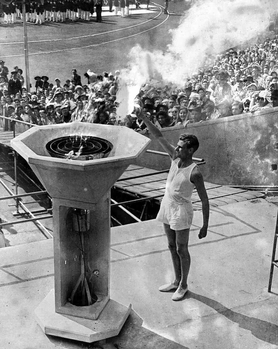 Летние олимпийские игры 1948. Олимпийский огонь в Амстердаме 1928. Зажжение олимпийского огня 1936.