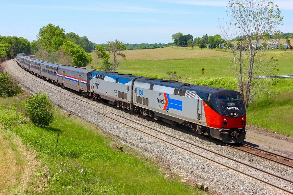 Поезд пмд. Поезд amtrak. локомотив амтрак пассажирский. пассажирский поезд амтрак. поезда amtrak в сша.