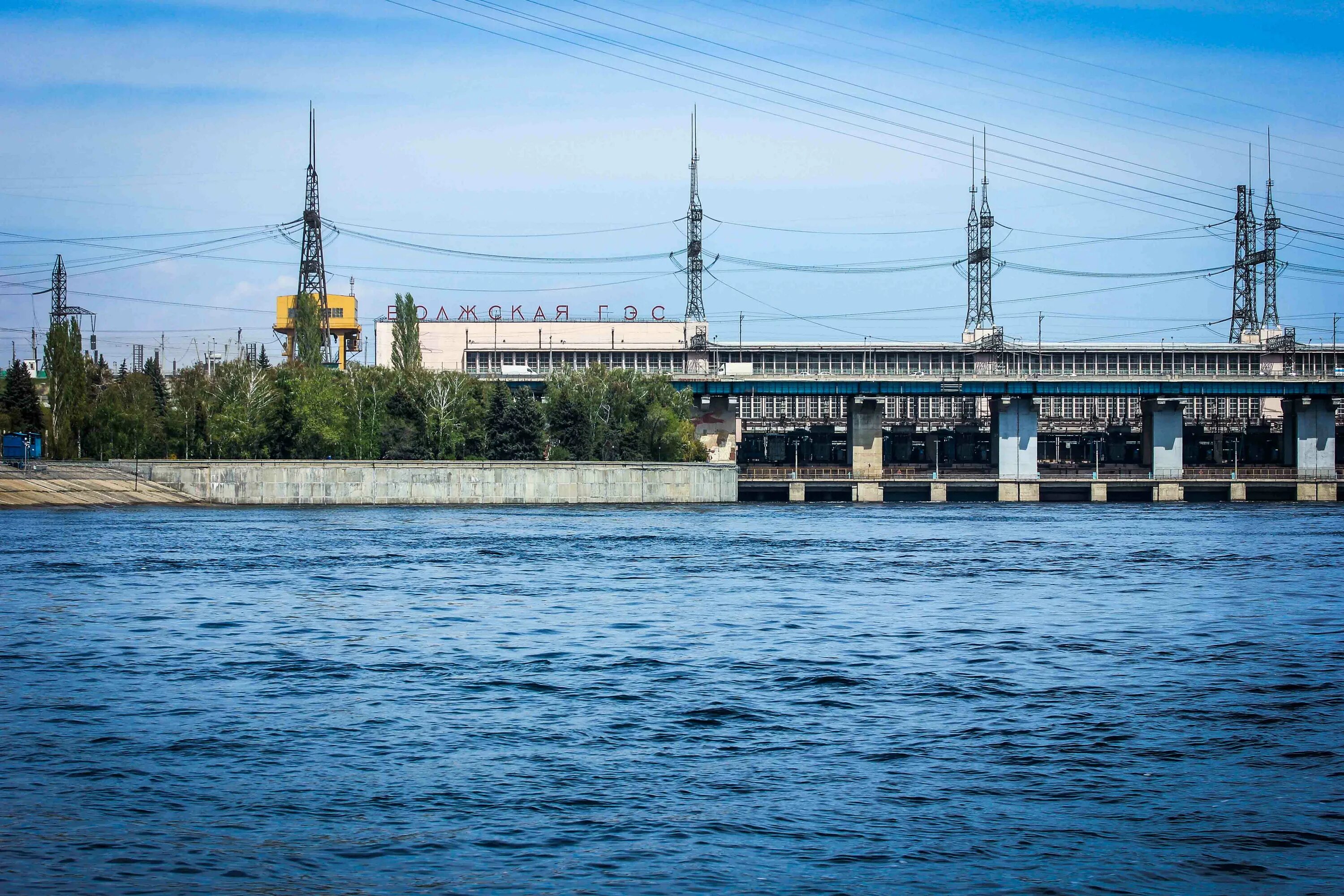 Работа гэс волжский. Волжская ГЭС на Волге. Волгоградская водохранилище Волжская ГЭС. Плотина Волжской ГЭС. ГЭС Волжского Волгоградской области.