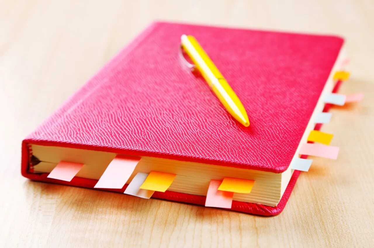 Блокноты веером. Большой красивый блокнот. Очень красивый блокнот. На столике блокнот. Большой красивый блокнот.