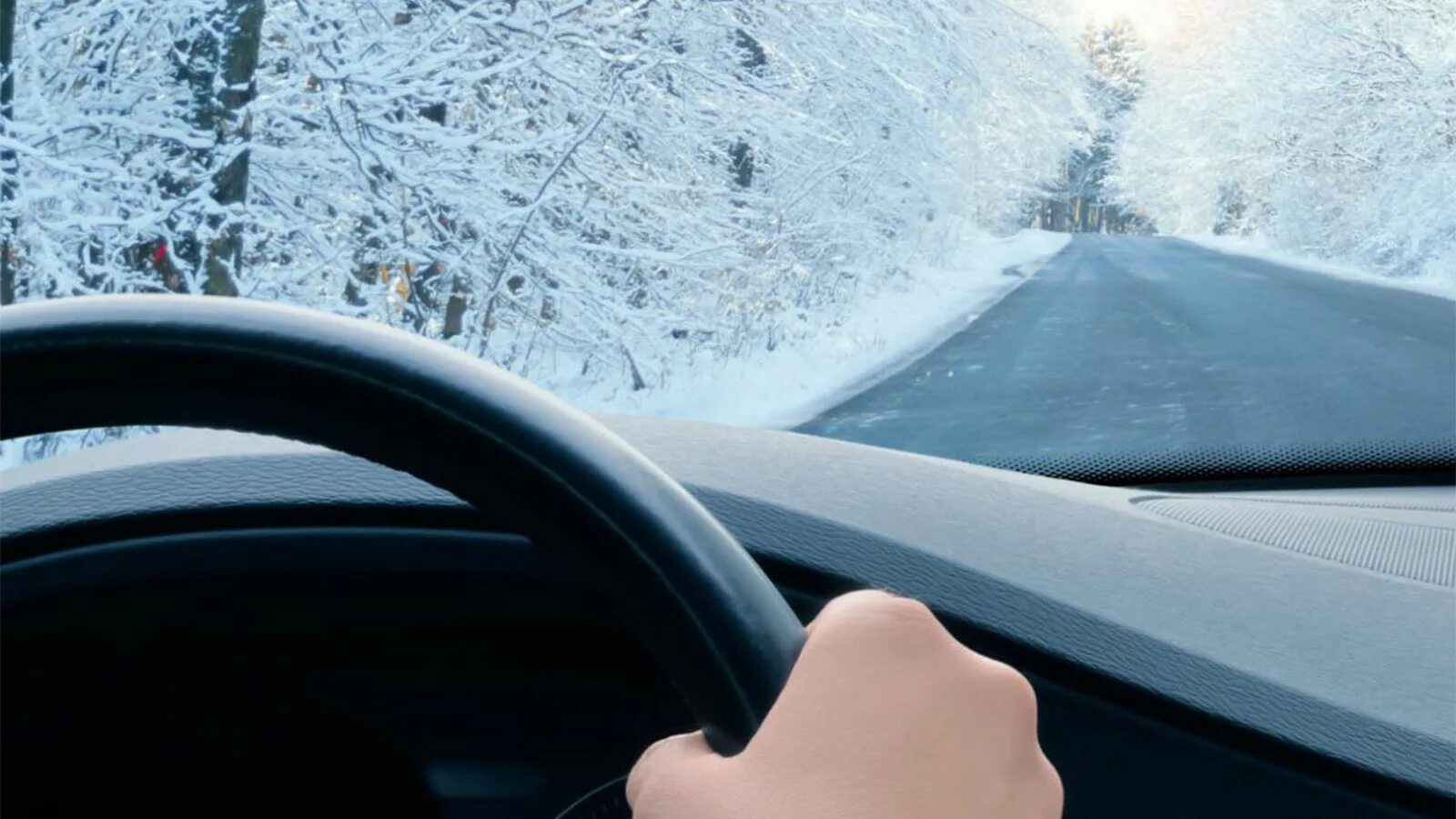 Плавное вождение. За рулем зимой. Лобовое стекло зимой. Снегопад вид из окна автомобиля. Вид изнутри машины зима.