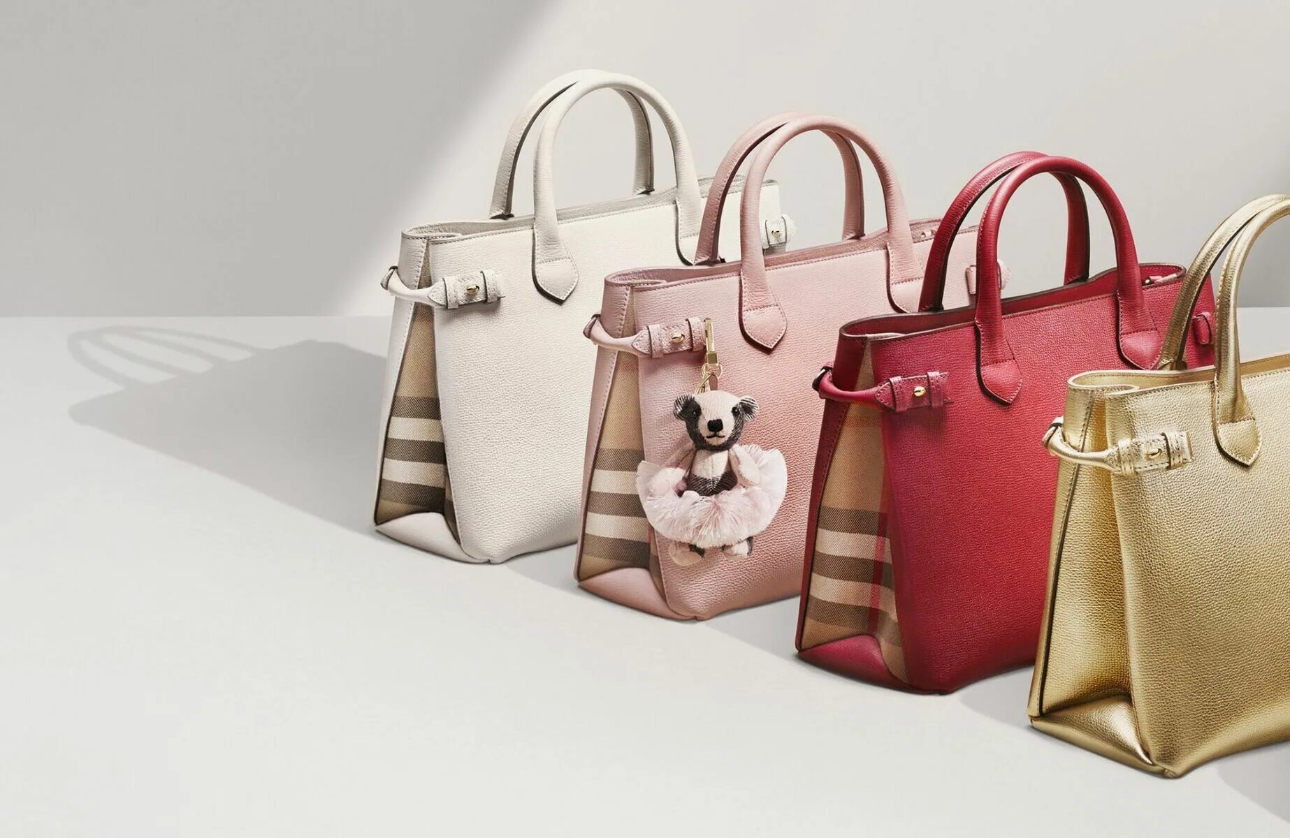 модные аксессуары. бижутерия для сумок. реклама сумок. реклама сумок. интернет магазин аксессуаров доставкой.