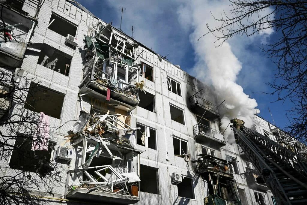 Разрушенное здание. Разрушенные здания в Донецке. Взрыв здания. Разокшеннын здания на Украине.