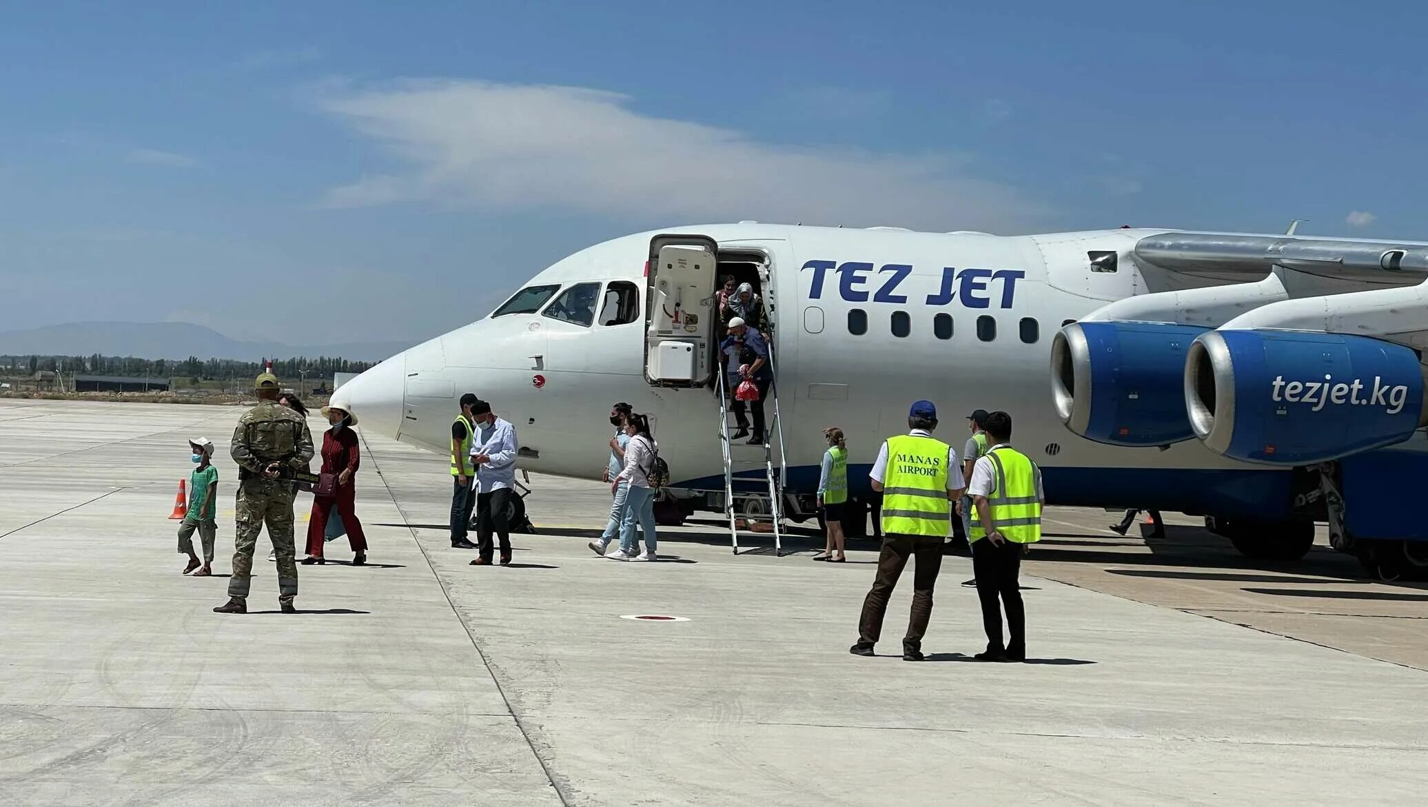 Tez jet самолеты. Аэропорт джалал-абад киргизия. Тез джет авиакомпания кыргызстан. Тез джет авиакомпания кыргызстан. Tez jet md 83.