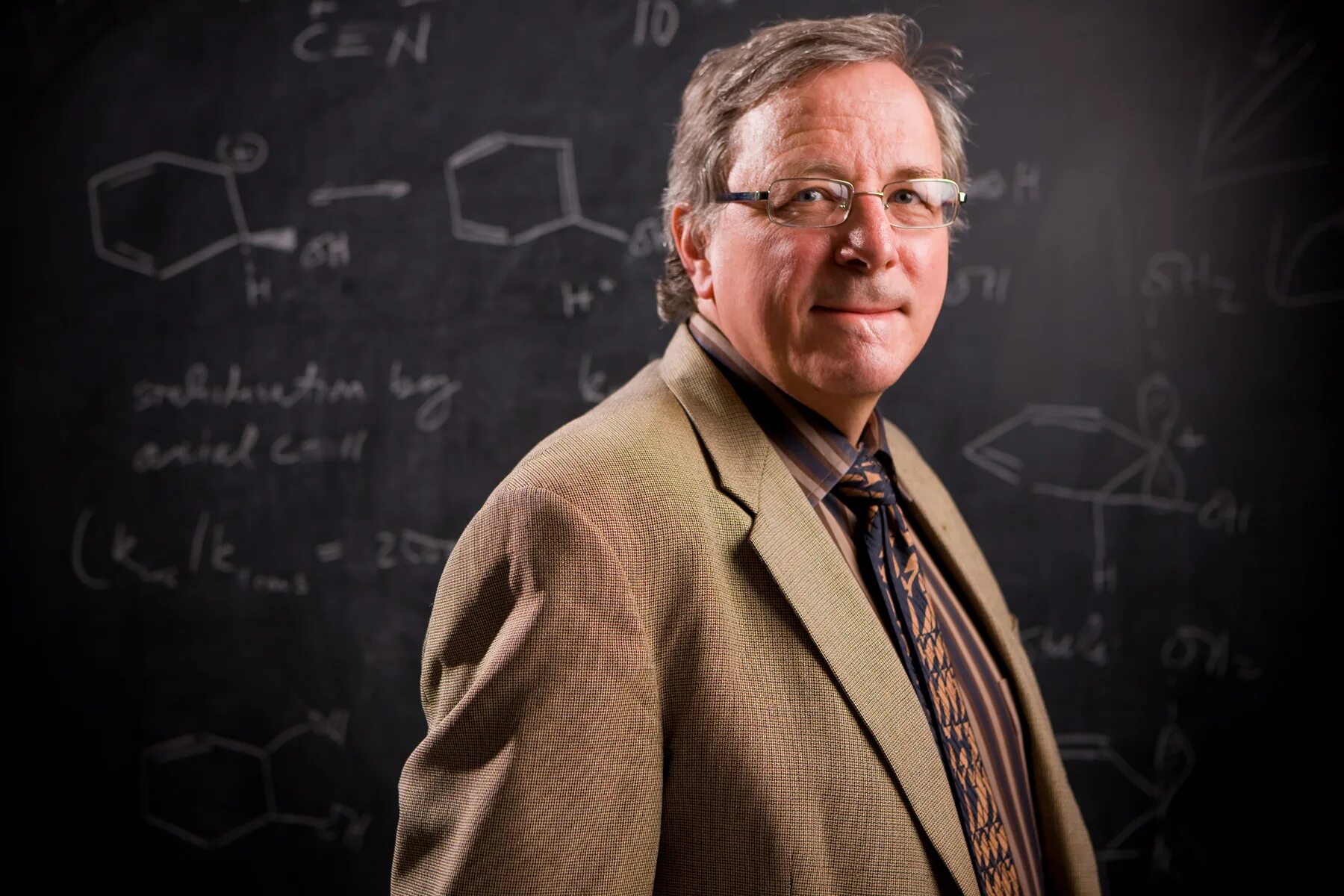 Много ли умных людей. Много ли умных людей. Мужчина с книгой в руках. Хорошая память. Самые мудрые слова в мире.