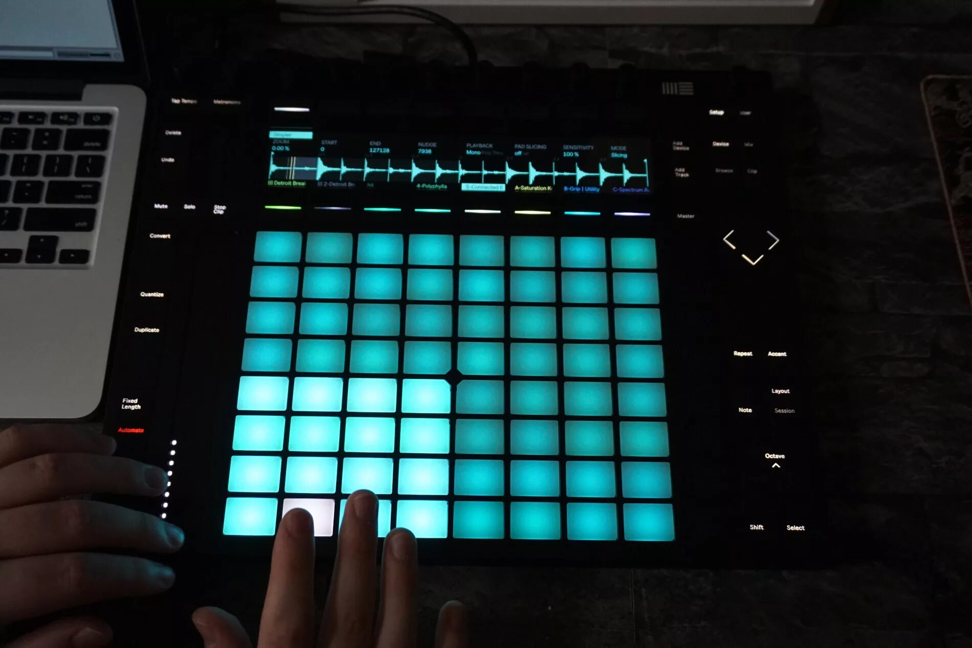 Dave smith tempest. Akai mpd 323. Akai 20. Драм-машина novation circuit. Drum машина.