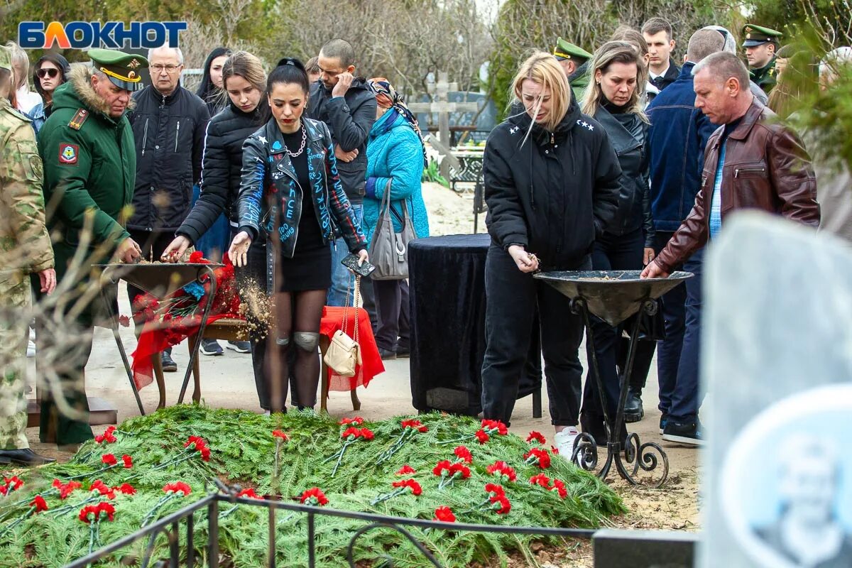 Что случилось с долговым. В Домодедово простились с погибшим в сво. В Волжском простились с Владиславом Шабуниным, погибшим в Хо.