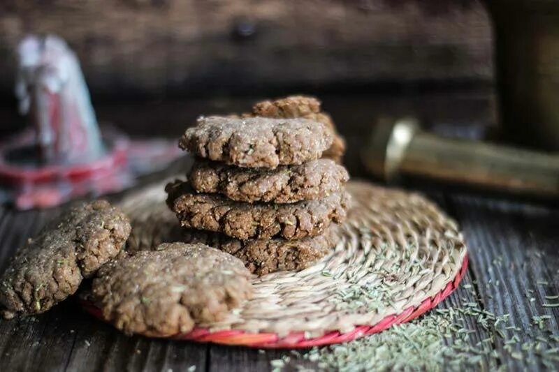 Печенье из гречки. Печенье с гречневой мукой. Гречишное печенье. Векуки печенье гречишное. Кондитерка из гречневой муки.
