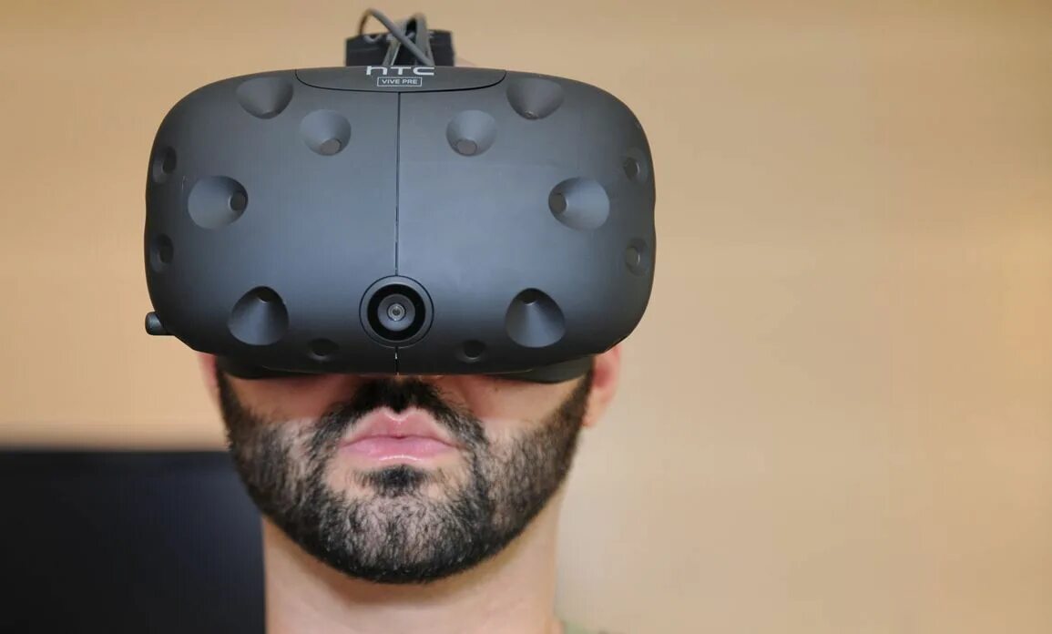 Vr лагает. VR гарнитура HTC Vive. Шлем vr50. Шлем Oculus. Шлем VR Томаса Фернесса.