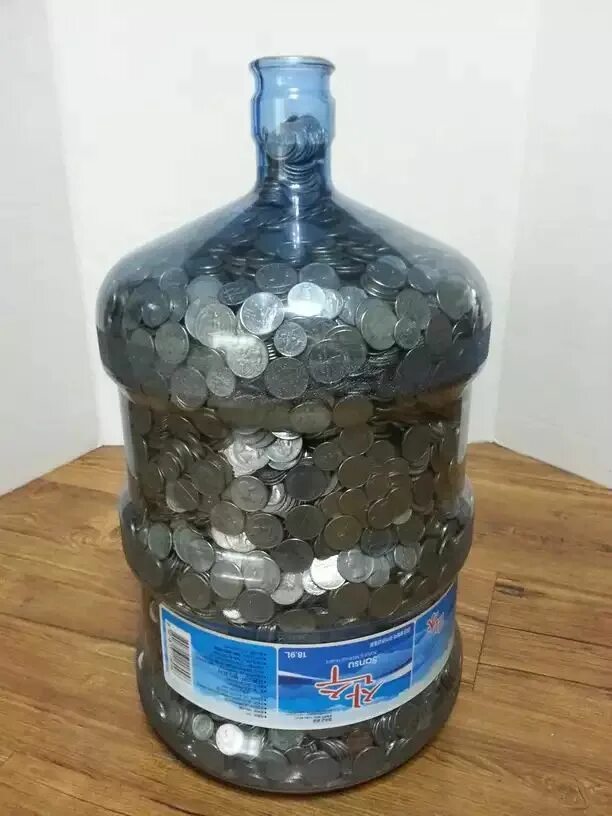 5 литров 10 рублевых монет. Бутыль с мелочью. 19 литровая бутылка с монетами. литровые бутылки 19 с мелочью. копилка из 19 литровой бутылки.