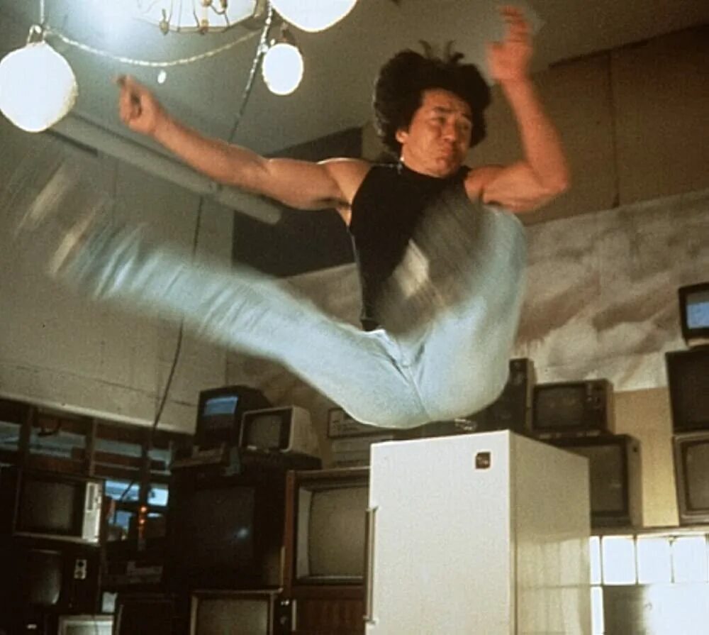 Джеки чан разборки. Hong faan kui, 1995. rumble in the bronx 1995. джеки чан трюки. разборка в бронксе фильм 1995.