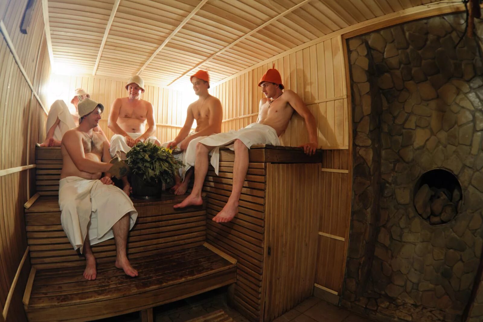 женщины в парилке. общая баня. семейный отдых в бане. удобная баня. парилка в русской бане.