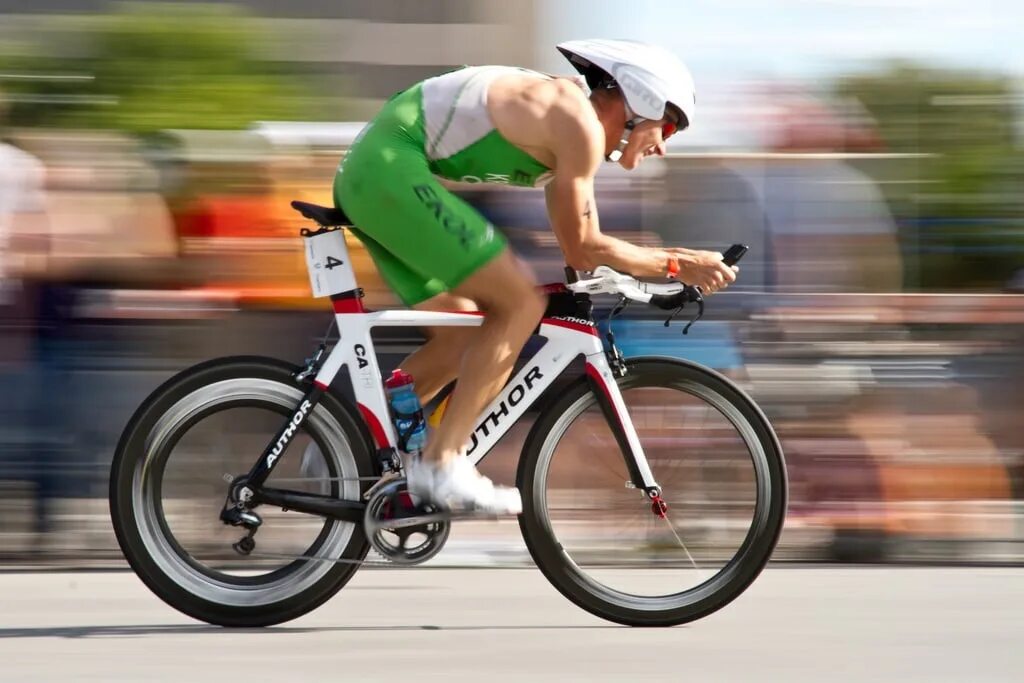 Speed bike. Велосипедист едет. Скорость велосипедиста. Скорости на велосипеде. Велосипедист скоростной.