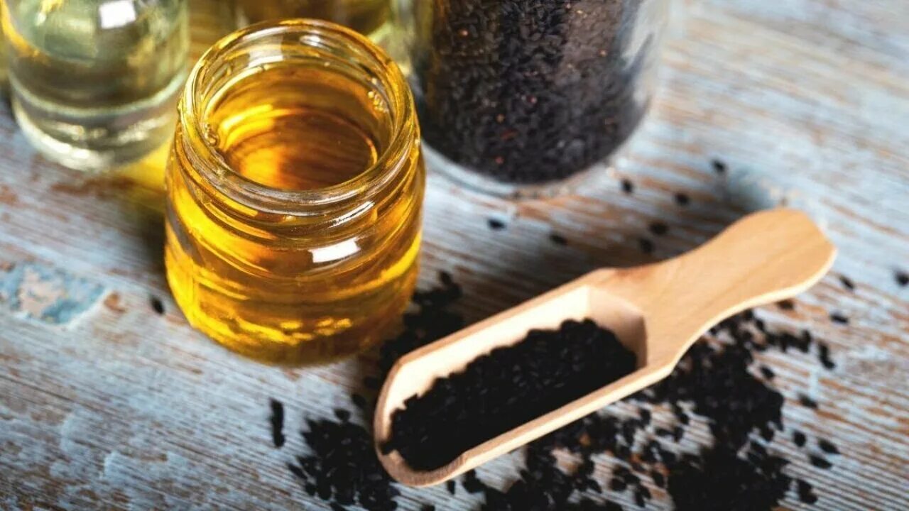 Масло тмина массаж. Тминовое масло. тминное масло. темное масло. семена тмина и оливковое масло.