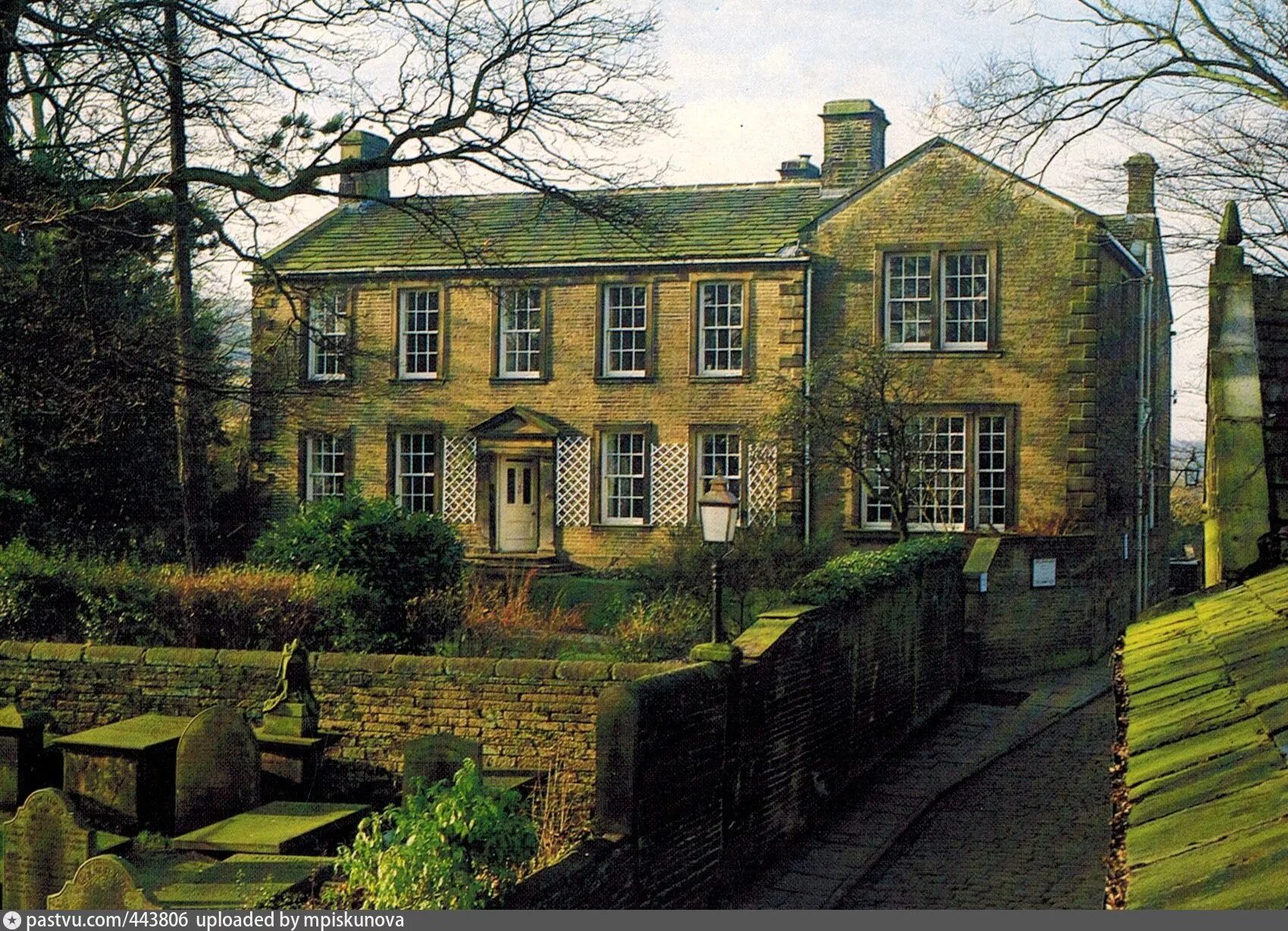 Торнтон шотландия. Дом музей шарлотты бронте. Поместье торнтон витраж. Поместье торнтон буквы на английском. Нэнси дрю игры.