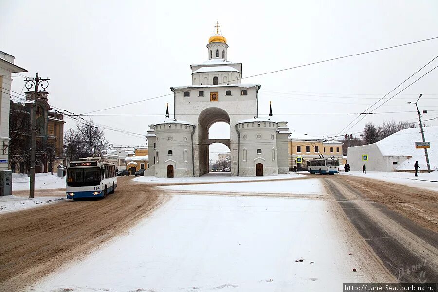 Золотые ворота во Владимире зимой.