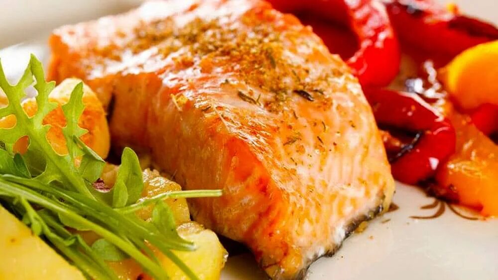 Рецепт приготовления рыба с овощами. Рыба запеченная с овощами. Рыба с овощами в духовке. Кета с овощами в духовке. Семга запеченная с овощами.