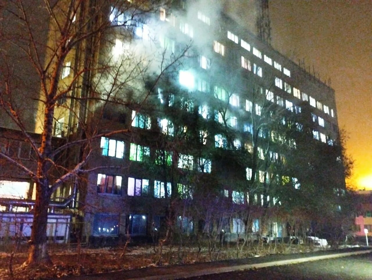 Пожар в Оренбурге. Фото горящего здания. Пожар в помещении. Пожар хостелы. Что творится в оренбурге