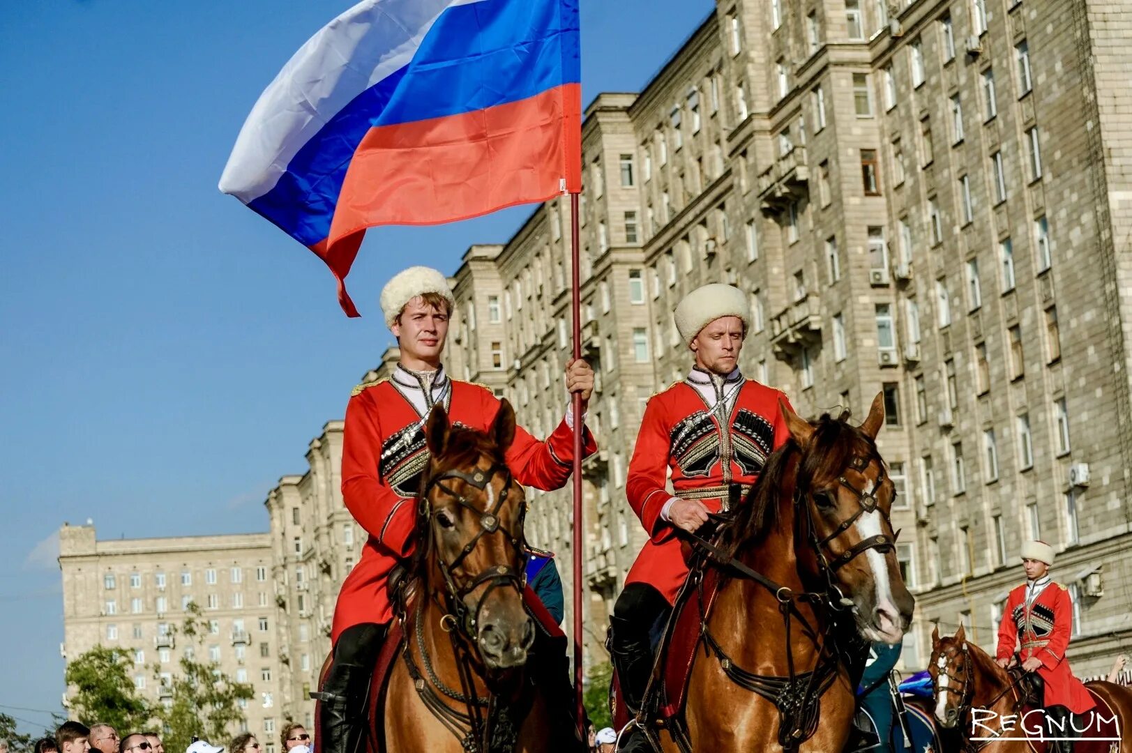 3 июня день россии. Казаки флаг. Казаки с флагом России. С днем России. С днем России фото.