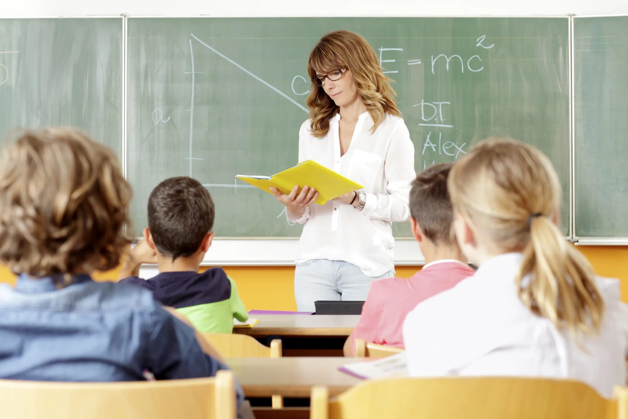 стиль общения преподавателя с учащимися. профессия учитель. стили общения педагога и ученика. креативный ученик. стол учителя в школе.