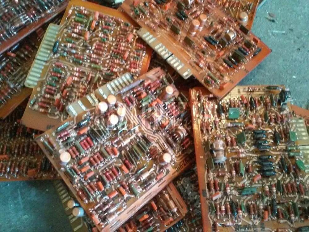 скупка радиодеталей в пензе. радиодетали платы ссср. радиодетали на лом к1102. дорогостоящие радиодетали. радиодетали с золотом.